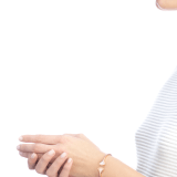 DIVAS' DREAM 18 kt rose gold bangle bracelet set with a mother of pearl element and pavé diamonds. BR858680 image 3