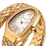 Serpenti Spiga single-spiral watch in 18 kt yellow gold with diamond-set bezel and bracelet, and white mother-of-pearl dial. Water-resistant up to 30 metres SERPENTI-SPIGA-SPP35LAPPGD1-1TT image 2