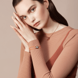 Serpenti Forever Armband aus Stoff in Rose Gold Rosa mit ikonischem Schlangenkopf-Dekor aus hell vergoldetem Messing mit schwarzer und achatweißer Emaille sowie verführerischen Augen aus schwarzer Emaille. SERP-STRINGa image 2