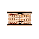 Anillo B.zero1 Rock de cuatro bandas en oro rosa de 18 qt con espiral con incrustaciones e inserciones en cerámica negra en los bordes. AN859089 image 3