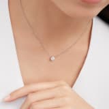 라운드 브릴리언트 컷 다이아몬드가 셋팅된 로마 아모르 화이트 골드 펜던트. 0.30 캐럿부터 출시. 358875 image 1