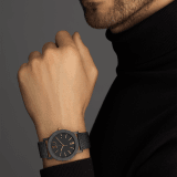 BVLGARI BVLGARI Solotempo Uhr mit mechanischem Manufakturwerk, Automatikaufzug und Datumsanzeige, Gehäuse aus Edelstahl mit schwarzer DLC (Diamond Like Carbon)-Beschichtung und Lünette mit Doppellogo, schwarzem Zifferblatt, schwarzem Kautschukarmband und austauschbarem braunen Armband aus Kalbsleder 102929 image 5