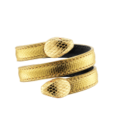 Bracelet multi-tours rigide Serpenti Forever Cleopatra en karung couleur or fondu, apportant une touche d’éclat pour la saison des Fêtes. Nouveau motif en miroir Serpenti en laiton doré, avec yeux en émail rouge Rubis. Cleopatra-MK-G image 1