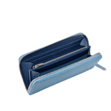 Großes BULGARI BULGARI Herren-Portemonnaie mit Reißverschluss aus genarbtem Kalbsleder in Niagara Sapphire Blau mit Innenseite aus genarbtem Kalbsleder in Denim Sapphire Blau. Ikonischer Dekor aus palladiumbeschichtetem Messing und Rundum-Reißverschluss. BBM-WLTZIP image 2