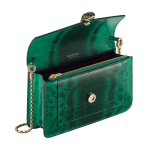 Serpenti Forever chain wallet in vivid emerald shiny karung with black nappa leather interior. Captivating snakehead magnetic closure in light gold-plated brass, embellished with black enamel and light gold-plated brass scales, and malachite eyes. SEA-CHAINPOCHETTEexotic image 2
