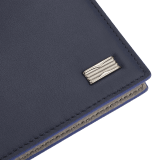 B.zero1 Man Bifold Portemonnaie aus mattem schwarzen Kalbsleder mit Innenseite aus Nappaleder in Niagara Sapphire Blau. Ikonischer Dekor aus dunkel ruthenium- und palladiumbeschichtetem Messing sowie gefalteter Verschluss. BZM-BIFOLDWALLET image 4