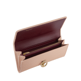 BULGARI BULGARI large wallet in shell quartz pink bright grain calf leather with liquorice garnet dark bordeaux nappa leather interior. Iconic light gold-plated brass clip with flap closure. 579-WLT-SLI-POC-Cla image 2