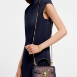 Serpenti Forever 迷你手提包，綴以多重漸層 Fireworks Crystals 花火水晶，內裡為黑色納帕軟面皮。迷人的金色黃銅蛇頭磁扣飾以鑽石切割蛇鱗紋路，蛇眼鑲飾黑色縞瑪瑙。 SEA-001-1283XS-fireworks image 1