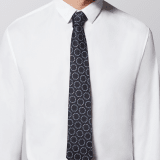 Doppelseitige Double Elegance Krawatte aus feinem grauen Seidenjacquard mit Metallplakette. DOUBLEELEGANCE image 2