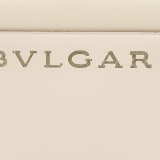 Kleine Bulgari Logo Tragetasche aus glattem und genarbtem Kalbsleder in Amaranth Garnet Rot mit Futter in Flamingo Quartz Rosa. Dekorative Kette mit ikonischem Bulgari Logo aus hell vergoldetem Messing. BVL-1202 image 6
