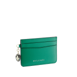 Serpenti Forever card holder in emerald green calf leather. Captivating snakehead charm in light gold-plated brass embellished with black and white agate enamel scales and emerald green enamel eyes. 291852 image 1