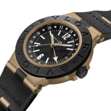 Orologio Bvlgari Bronzo GMT con movimento meccanico a carica automatica, funzione GMT 24 ore, cassa di 40 mm in bronzo sabbiato, lunetta e cinturino in caucciù nero e quadrante verniciato opaco nero. Impermeabile fino a 100 metri. 104241 image 2