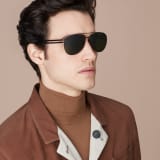 Солнцезащитные очки Bvlgari Bvlgari в металлической оправе формы «авиатор» с двойным мостом. 904044 image 3