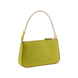 Clutch con catena Serpenti Forever in karung lucido verde giallastro con interno in nappa rosa cristallo. Accattivante motivo Serpenti in ottone placcato oro chiaro con squame in smalto verde giallastro e ottone placcato oro chiaro, occhi in onice nera e chiusura con cerniera. 293920 image 3