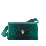 Kleine Serpenti Forever Crossbody-Tasche aus glänzendem Smeraldo Prezioso-Karungleder mit Futter aus Smeraldo Prezioso-Nappaleder. Faszinierender Schlangenkopf-Magnetverschluss aus vergoldetem Messing mit Schuppen aus schwarzer Emaille und vergoldetem Messing sowie Augen aus schwarzem Onyx. SEA-001-1345S-ex image 4