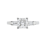 グリフ ソリテール・リング。プリンセスカット・ダイヤモンドと2つのサイドダイヤモンドを配したプラチナ製。 338560 image 4