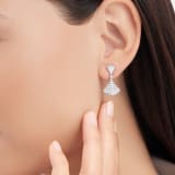 Im Glanze ihrer reinen weiblichen Form und des anmutigen Schimmers des Diamant-Pavés besitzen die „DIVAS' DREAM“-Ohrringe die raffinierte Eleganz einer wahren Diva. 351100 image 1
