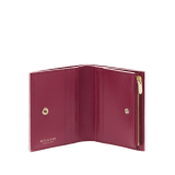 Kompaktes Bulgari Logo Portemonnaie aus Kalbsleder in Primrose Quartz Rosa mit heißgeprägtem Infinitum-All-over-Muster und Innenseite aus Nappaleder in Anemone Spinel Pinkish-Red. Metall-Elemente aus hell vergoldetem Messing und Druckknopfverschluss. BVL-COMPACTWLTa image 2