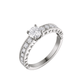 Anello solitario 1503 - Dedicata a Venezia in platino con diamante tondo taglio brillante, pavé di diamanti e logo inciso. Il gioiello prende il nome dall’anno in cui a Venezia fu scambiato il primo anello di fidanzamento. 343992 image 2