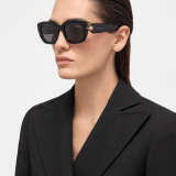 Serpenti Forever 長方形醋酸纖維太陽眼鏡，鏡腳飾以琺瑯蛇頭元素。 904407 image 1