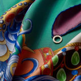 شال "هيريتاج بيكوك" من الحرير الفاخر المطبوع باللون الأخضر الزمردي مع قلادة "بولغري بولغري" معدنية. HERITAGEPEACOCK image 3