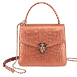 Serpenti Forever Crossbody-Tasche aus achatweißem Krokodilleder mit schillerndem Effekt und Perlschimmer. Ikonischer Schlangenkopf-Verschluss aus hell vergoldetem Messing mit Schuppen aus schwarzer Emaille und Perlmutt sowie blauen Augen aus Lapislazuli. 752-Cb image 1