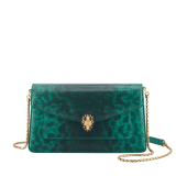 Kleine Serpenti Forever Crossbody-Tasche aus glänzendem Smeraldo Prezioso-Karungleder mit Futter aus Smeraldo Prezioso-Nappaleder. Faszinierender Schlangenkopf-Magnetverschluss aus vergoldetem Messing mit Schuppen aus schwarzer Emaille und vergoldetem Messing sowie Augen aus schwarzem Onyx. SEA-001-1345S-ex image 1