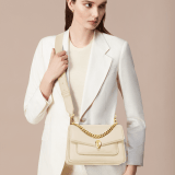 Borsa a tracolla media Serpenti Forever Maxi Chain in vitello Metropolitan grigio nuvola opale con fodera in nappa beige lino agata. Accattivante chiusura magnetica Serpenti in ottone placcato oro con squame in agata grigia e occhi in smalto rosso. 1138-MCNc image 2
