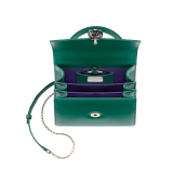 „Serpenti Forever“ Crossbody-Tasche aus karminrotem Galuchat- und Kalbsleder. Ikonischer Schlangenkopf-Verschluss aus hellvergoldetem Messing mit schwarzer und weißer Emaille und Augen aus grünem Malachit. 752-Ga image 4