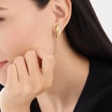 Serpenti 耳環，採用 18K 黃金，飾以半密鑲鑽石，蛇眼飾以黑色縞瑪瑙。 362636 image 3