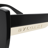 Occhiali da sole Bvlgari Roma con montatura a farfalla in acetato e aste con logo metallico. BV40038I image 3