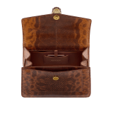 Serpenti Forever 中型手提包，採用乳白蛋白石棕色亮面水蛇皮，水晶玫瑰粉紅色納帕軟面皮內裡。迷人的淡金色黃銅蛇頭磁扣飾以乳白蛋白石棕色琺瑯和淡金色黃銅蛇鱗，蛇眼鑲飾黑色縞瑪瑙。 SEA-1282-K image 3