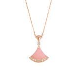Unendo alla delicata eleganza dell’opale rosa lo splendore dei diamanti, la collana DIVAS' DREAM celebra la sofisticata bellezza delle dive contemporanee. 354340 image 1