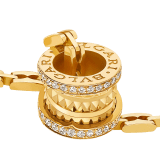 Inspiriert von der kreisrunden Form des Kolosseums in Rom – dem bekanntesten Amphitheater der Welt – ist B.zero1 Rock mit wagemutigen, spiralförmigen Linien ein Beispiel der innovativen Vision Bvlgaris. Die einzigartige Spirale, die das Wesen der Juwelierkunst neu interpretiert, zeigt sich mit Nieten aus Gold und betont den ebenso kompromisslosen wie visionären Geist von Bvlgaris Designikone. <br> B.zero1 Rock Halskette mit Anhänger aus 18 Karat Gelbgold und einem Diamant-Pavé. 358278 image 3