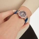 LVCEA Skeleton 腕錶，搭載機械機芯，自動上鍊，鏤空設計，拋光精鋼錶殼，18K 玫瑰金錶圈和連結扣鑲飾鑽石，藍色漆面鏤空 BVLGARI 標誌錶盤，藍色鱷魚皮錶帶。防水深度 30 公尺。 103304 image 5