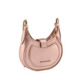 Serpenti Ellipse Micro Crossbody-Tasche aus Metallic-Karungleder in Moon Silver Schwarz mit Futter aus schwarzem Nappaleder. Faszinierender Schlangenkopf-Verschluss aus vergoldetem Messing mit Augen aus roter Emaille. SEA-MICROHOBOa image 3