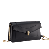 Pochette con catena Serpenti Forever in vitello bianco perla con fodera in nappa rosa cristallo. Accattivante chiusura magnetica Serpenti in ottone placcato oro con squame in smalto bianco perla e ottone placcato oro e occhi in onice nera. SEA-CHPOCHETTER image 2