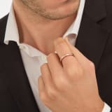 خاتم زواج «سيربنتي فايبر» من الذهب الوردي عيار 18 قيراطاً، مرصع بــأحجار ألماس نصف مرصوف. AN857896 image 2