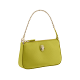 Clutch con catena Serpenti Forever in karung lucido verde giallastro con interno in nappa rosa cristallo. Accattivante motivo Serpenti in ottone placcato oro chiaro con squame in smalto verde giallastro e ottone placcato oro chiaro, occhi in onice nera e chiusura con cerniera. 293920 image 1