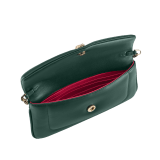 Weiche Serpenti Reverse Pochette mit Tragekette aus gestepptem Metropolitan-Kalbsleder in Sahara Amber Hellbraun mit Innenseite aus Nappaleder in Taffy Quartz Rosa. Faszinierender Schlangenkopf-Magnetverschluss aus vergoldetem Messing mit Augen aus roter Emaille. SRV-CHAINCLUTCH image 2