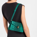 Kleine Serpenti Forever Crossbody-Tasche aus glänzendem Smeraldo Prezioso-Karungleder mit Futter aus Smeraldo Prezioso-Nappaleder. Faszinierender Schlangenkopf-Magnetverschluss aus vergoldetem Messing mit Schuppen aus schwarzer Emaille und vergoldetem Messing sowie Augen aus schwarzem Onyx. SEA-001-1345S-ex image 1