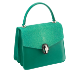 „Serpenti Forever“ Crossbody-Tasche aus karminrotem Galuchat- und Kalbsleder. Ikonischer Schlangenkopf-Verschluss aus hellvergoldetem Messing mit schwarzer und weißer Emaille und Augen aus grünem Malachit. 752-Ga image 2