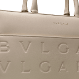 Bvlgari Logo Tragetasche aus schwarzem Kalbsleder mit heiß geprägtem Infinitum-Muster mit Bvlgari Logo und Futter in Teal Topaz Grün. Metall-Elemente aus hell vergoldetem Messing BVL-1201 image 4