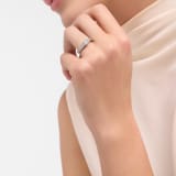 Anello solitario 1503 - Dedicata a Venezia in platino con diamante tondo taglio brillante, pavé di diamanti e logo inciso. Il gioiello prende il nome dall’anno in cui a Venezia fu scambiato il primo anello di fidanzamento. 343992 image 1