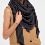 Foulard Maxi Calla en laine et soie fine couleur lin agate. Modèle confectionné à 60&nbsp;% de soie et 40&nbsp;% de laine. MAXICALLASQ image 1