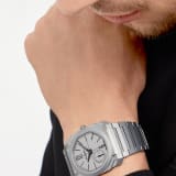 Octo Finissimo Automatic Uhr mit extraflachem mechanischen Manufakturwerk (2,23 mm hoch), Automatikaufzug, 40 mm Gehäuse und Armband aus sandgestrahltem Titan, Zifferblatt aus mattgrauem sandgestrahlten Titan mit Anzeige, die den ersten Octo Entwurf von Fabrizio Buonamassa-Stigliani nachempfindet, und Faltschließe. Wasserdicht bis 30 Meter. Special Edition von 200 Exemplaren 103672 image 6
