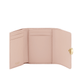 Portafoglio compatto Divas' Dream in pelle di capra rosa chiaro con interno in nappa rosa cristallo. Iconica chiusura con bottone a pressione in ottone placcato oro. DIVA-SLIMCOMPACT image 2