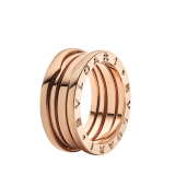 Mêlant courbes fluides et volumes audacieux dans une spirale en or rose, le design original de la bague B.zero1 révèle le charisme d'un bijou emblématique. B-zero1-3-bands-AN852405 image 1