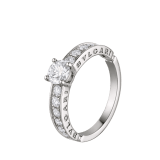 Anello solitario 1503 - Dedicata a Venezia in platino con diamante tondo taglio brillante, pavé di diamanti e logo inciso. Il gioiello prende il nome dall’anno in cui a Venezia fu scambiato il primo anello di fidanzamento. 343992 image 1