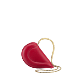 Serpenti Cuoricino 迷你手提包，採用皇家紅寶石色小牛皮，內裡為皇家紅寶石色納帕軟面皮。迷人的金色黃銅蛇身提把飾以蛇鱗鐫紋，按扣開合。 SRN-Cuoricino-1366XS image 1